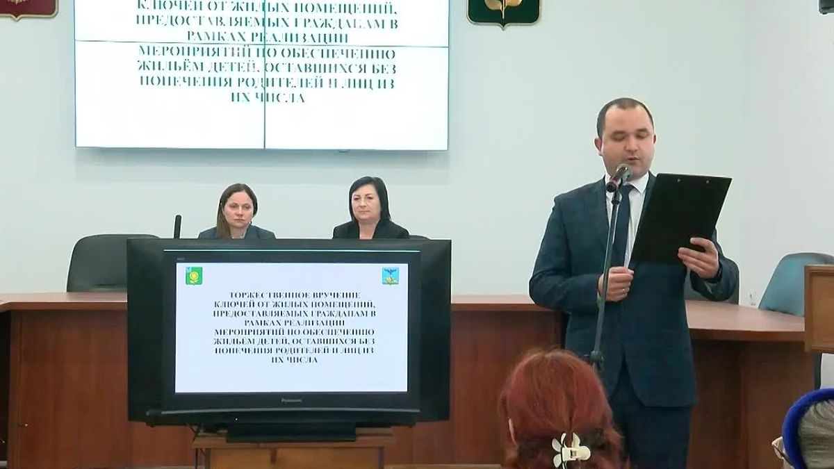 В Алексеевском округе двум детям-сиротам вручили ключи от собственного жилья