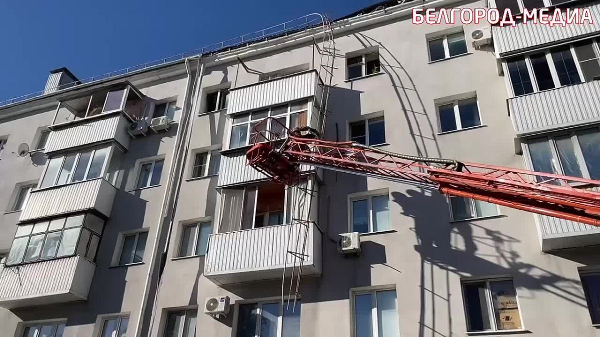 Сотрудники Белгорблагоустройства убирают с кровли многоквартирных домов опасные элементы, оставшиеся после массированной атаки БПЛА