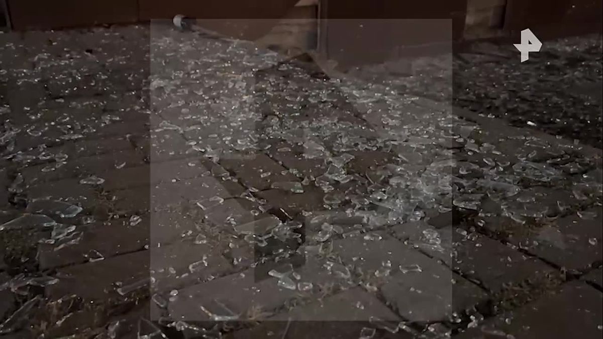 Выбитые стекла и поврежденные машины: кадры из Белгорода после массированного налета БПЛА ВСУ показал корреспондент "Известий" Алексей Полторанин