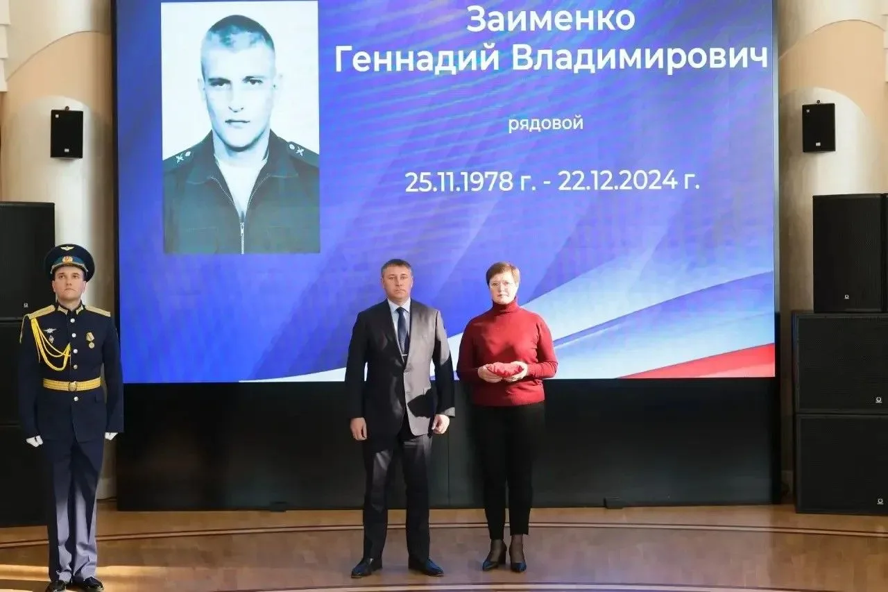 Александр Шуваев передал семьям погибших героев 31 государственную награду