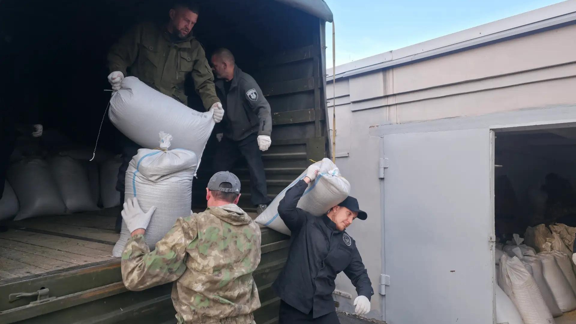 К зиме готовы: для диких животных белгородский Экоохотнадзор заготовил восемь тонн пшеницы