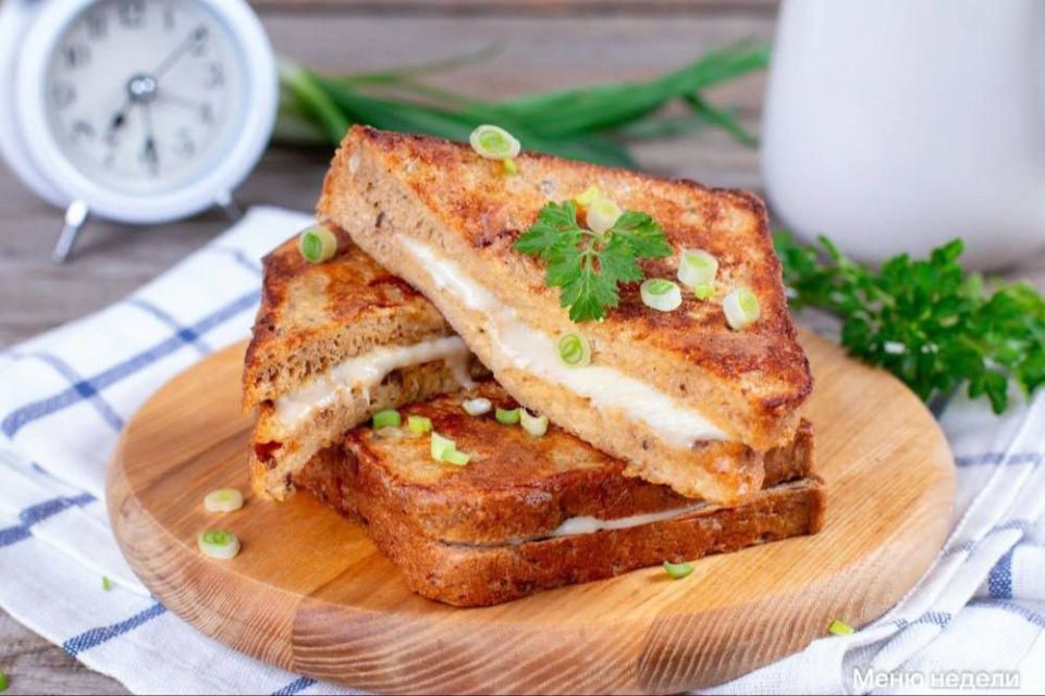 Быстрые тосты с моцареллой и яйцом: идеальный завтрак за 5 минут