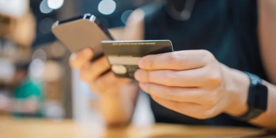 Почему переводы с карты на карту становятся рискованными для крупных сделок