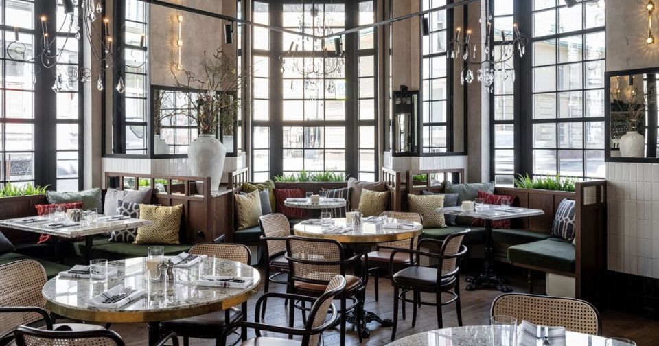 Как рестораны искусно манипулируют вашим настроением: музыка, ароматы и свет в действии