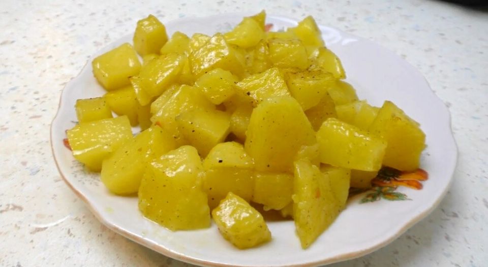 Запеченный картофель в мультиварке: вкусно и просто