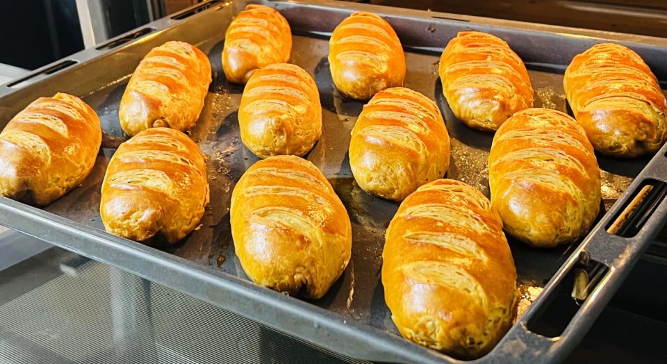 Спокойная выпечка с мясной начинкой: пирожки из слоёного теста и динамичный домашний ритуал