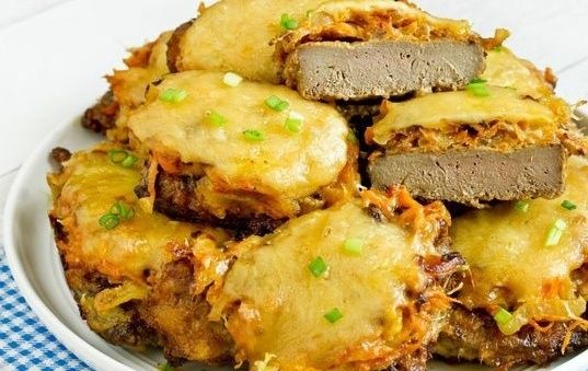 Праздничная говяжья печень в овощном соусе и сыре