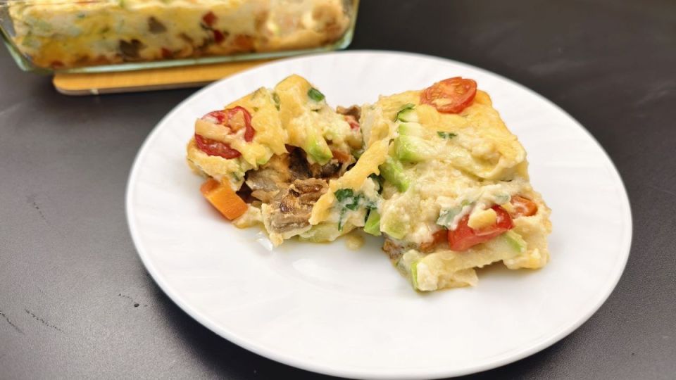 Лёгкий и сытный ужин за 30 минут: запеканка с кабачками и помидорами