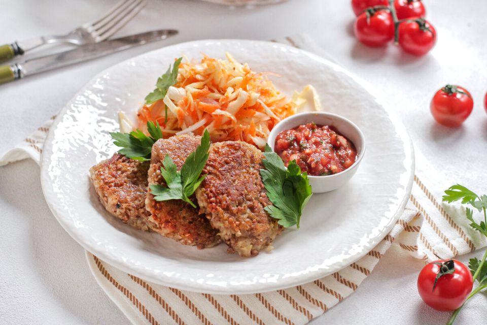 Нежные гречаники с витаминным салатом: простой и вкусный рецепт