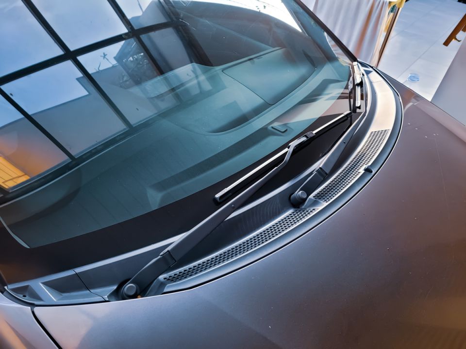 Эффективные средства для чистки стекол и зеркал вашего автомобиля