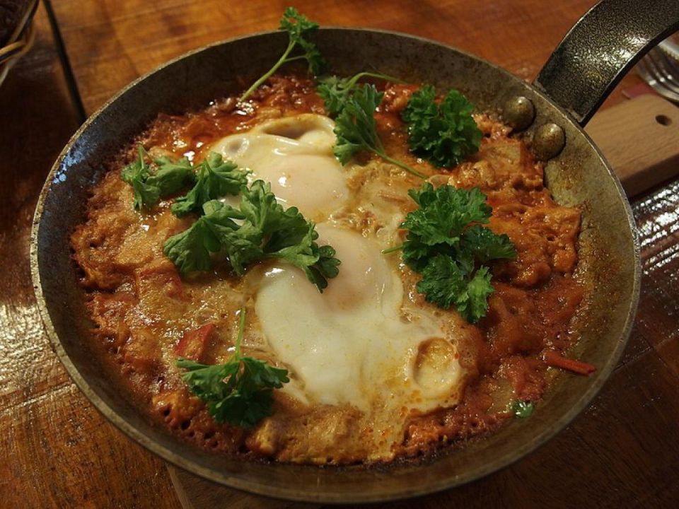 Утренний кулинарный хит: яичница с овощами