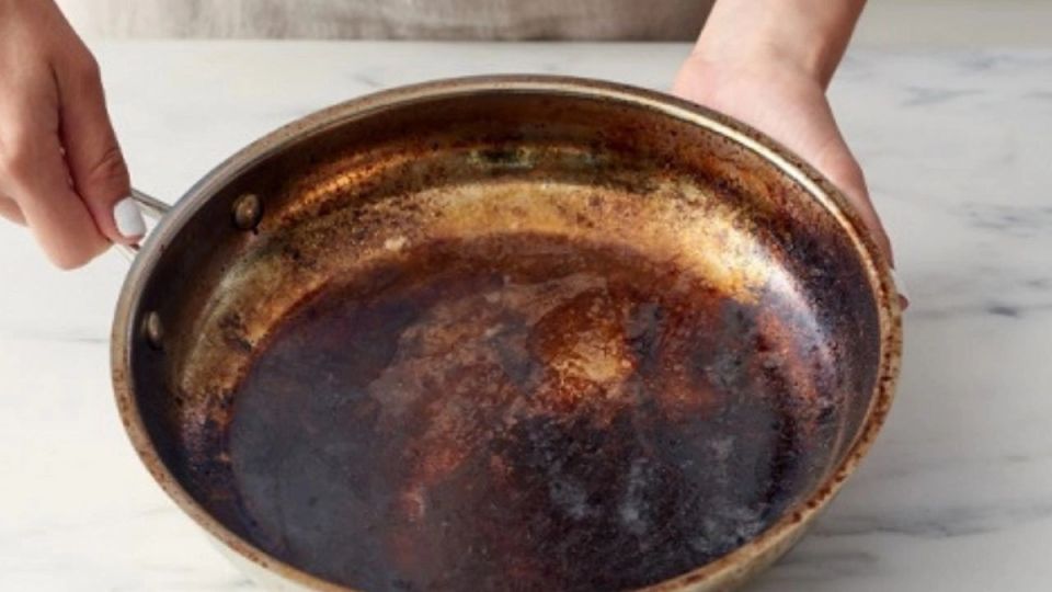 Как быстро избавиться от нагара: простые и необычные лайфхаки для вашей кухни